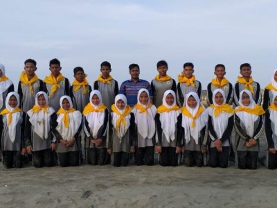 Pembagian Slayer Palang Merah Remaja (PMR)