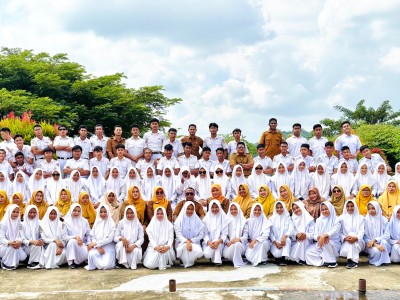 Foto Bersama Guru dan Siswa Kelas XII Tahun 2025