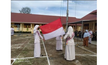 Siswa SMKN Batee Laksanakan Upacara Bendera Hari Senin, 20 Januari 2025