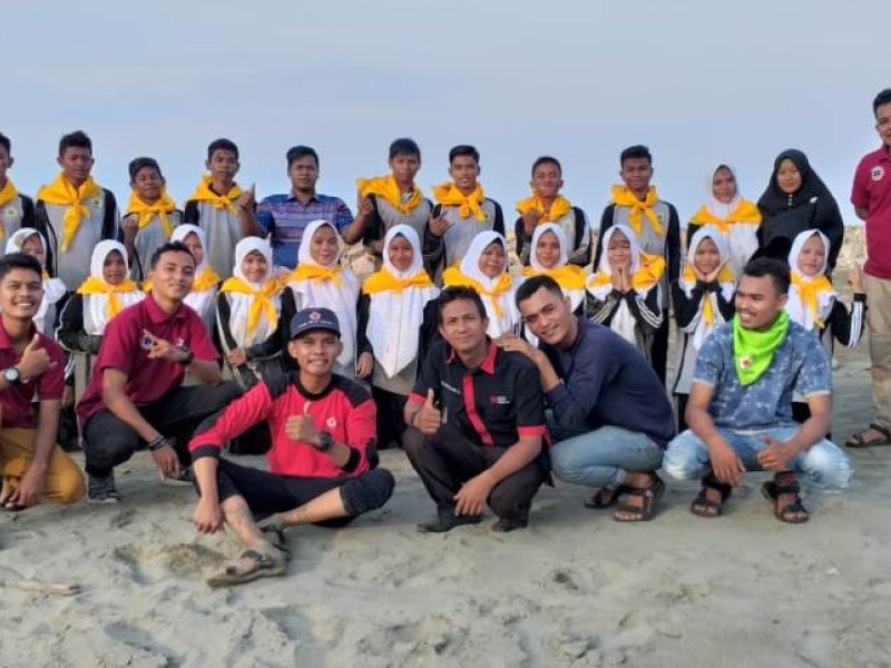 Pembagian Slayer Palang Merah Remaja (PMR)